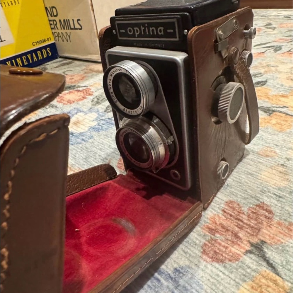 Twin-Lens Vintage Camera Optina